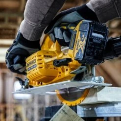 DEWALT - DCS570NT-XJ Δισκοπρίονο Χειρός 64mm 184mm 18V (Solo) -Ergalia Κατάστημα dcs570n 64mm 184mm 18v 1